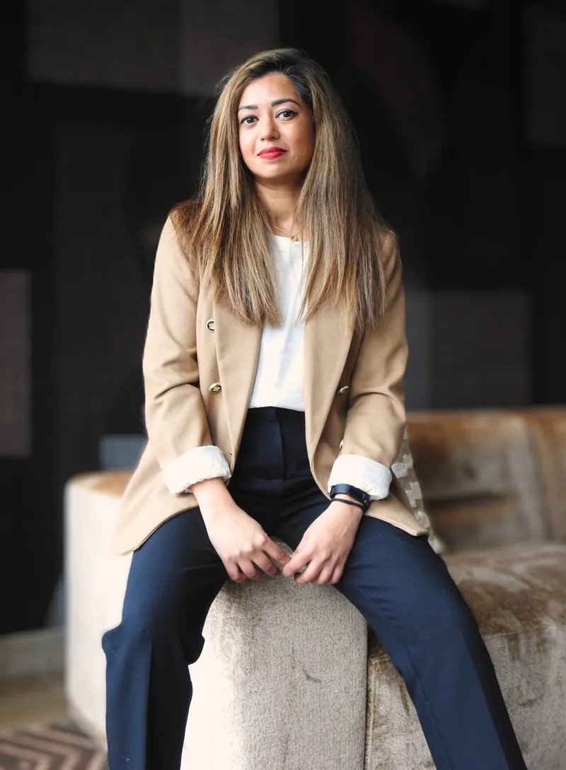 Astrid Karim, coach en trainer, in een camelkleurige blazer